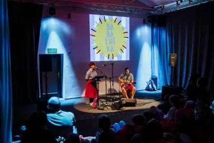 Kobieta i mężczyzna śpiewają. 