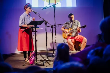 Kobieta i mężczyzna śpiewają. 