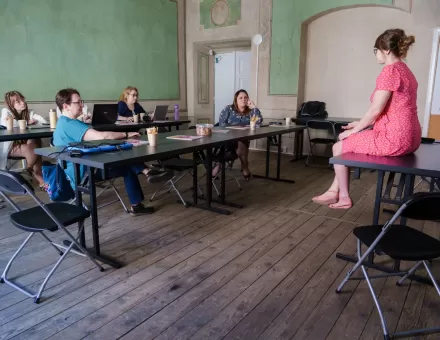 Prowadząca warsztatu z profilu. Słuchają jej uczestnicy.