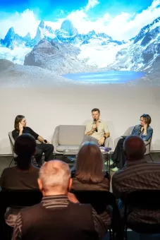 Publiczność słucha dyskusji. Wypowiada się gość spotkania. 
