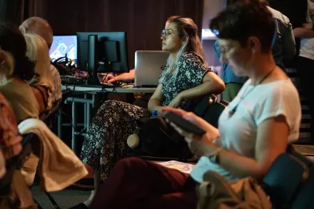 Publiczność słucha dyskusji. 