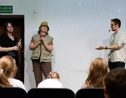 Mężczyzna rozmawia z dwiema kobietami.