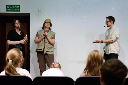 Mężczyzna rozmawia z dwiema kobietami.