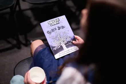 Dziewczynka trzyma książeczkę o filmie Serce Dębu. 