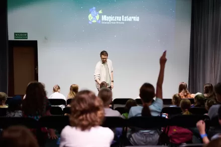 Mężczyzna zadaje pytanie dzieciom