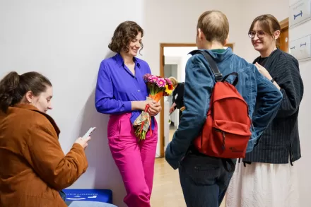 Publiczność rozmawia z autorką wystawy.