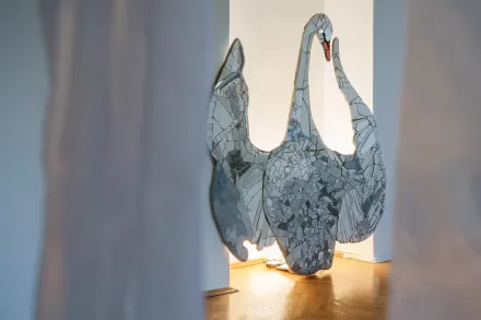 Zbliżenie na łabędzia z mozaiki. 