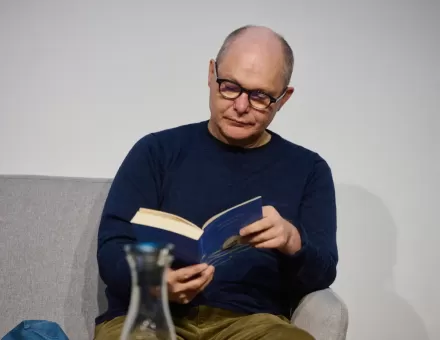 Mężczyzna czyta książkę.