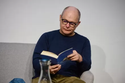 Mężczyzna czyta książkę.