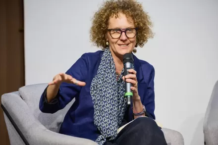 Kobieta przemawia przez mikrofon. 