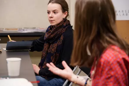 Dwie kobiety prowadzą rozmowę. 