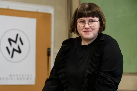 Zbliżenie na sylwetkę prowadzącej.