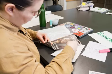 Kobieta ogląda magazyn.