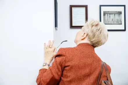 Kobieta ogląda fotografie.