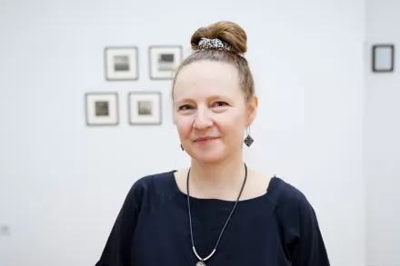 Zbliżenie na sylwetkę artystki. 