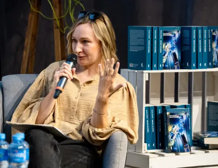 Zbliżenie na sylwetkę prowadzącej spotkanie.