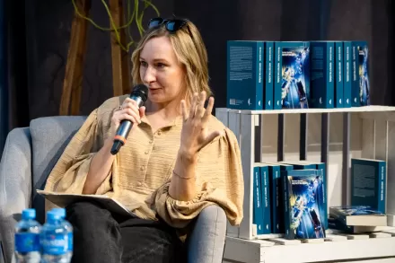 Zbliżenie na sylwetkę prowadzącej spotkanie.