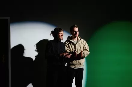 Kobieta i mężczyzna uśmiechają się i gestykulują podczas rozmowy.