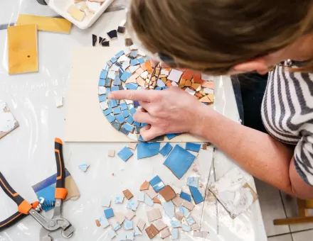 Zbliżenie na dziewczynę, która tworzy mozaikę.