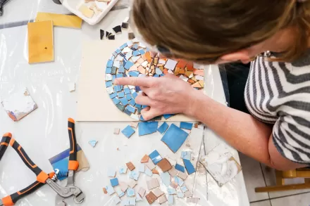 Zbliżenie na dziewczynę, która tworzy mozaikę.