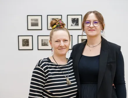 Artystka i kuratorka wystawy stoją koło siebie.