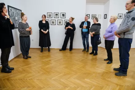 Publiczność słucha artystki.