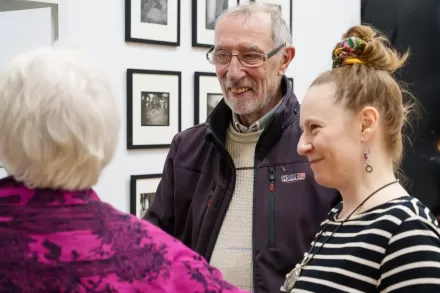 Artystka rozmawia z publicznością.