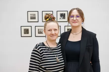 Artystka i kuratorka wystawy stoją koło siebie.