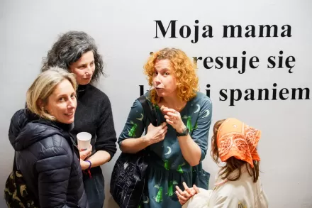 Artystka rozmawia z publicznością.