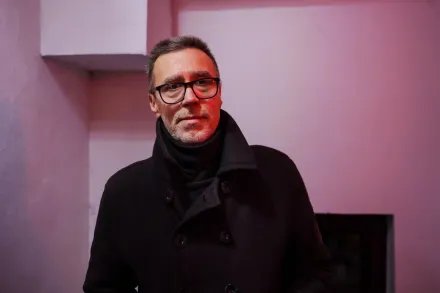 Autor książki jest ubrany w kurtkę zimową.