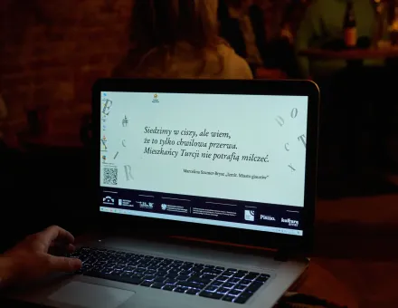 Ekran laptopa ze slajdem prezentacji.