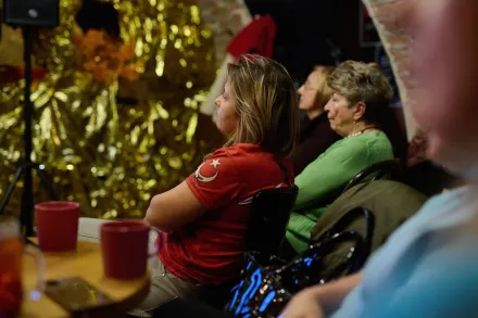 Publiczność słucha rozmowy.