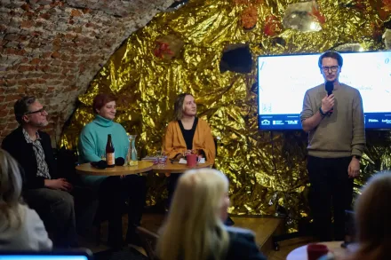 Prowadzący zapowiada dyskusję. 