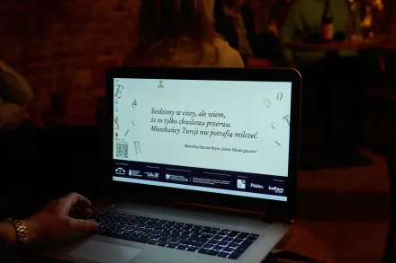 Ekran laptopa ze slajdem prezentacji.