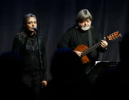 Na scenie śpiewają kobieta i starszy mężczyzna.