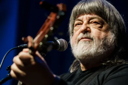 Zbliżenie na twarz artysty.