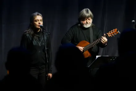 Na scenie śpiewają kobieta i starszy mężczyzna.