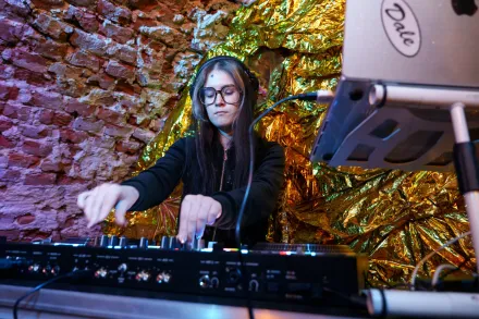 Dziewczyna obsługuje konsolę.