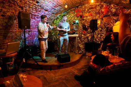 Dwóch chłopaków rapuje.