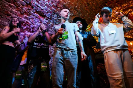 Wszyscy uczestnicy koncertu śpiewają razem.