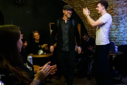 Nastolatek bije brawo w kierunku mężczyzny.