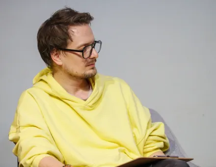 Zbliżenie na prowadzącego.