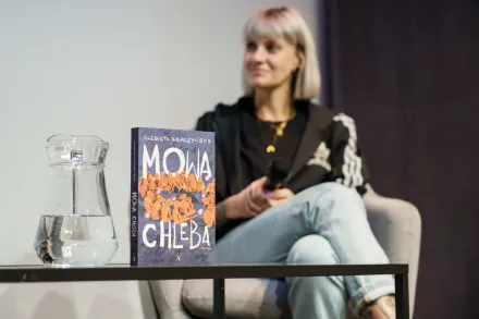 Zbliżenie na autorkę książki Mowa chleba. 