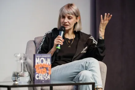 Zbliżenie na autorkę książki Mowa chleba. Kobieta mówi do mikrofonu.