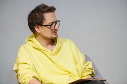 Zbliżenie na prowadzącego.