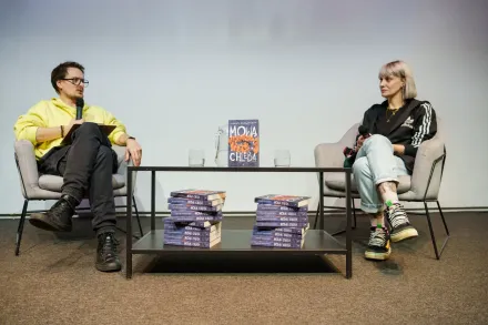 Prowadzący rozmawia z gościnią.