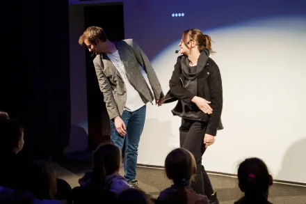 Mężczyzna trzyma się za kurtkę kobiety.