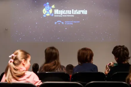 Dzieci czekają na rozpoczęcie się filmu.