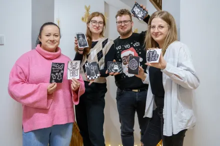 Uczestnicy warsztatów prezentują swoje prace.