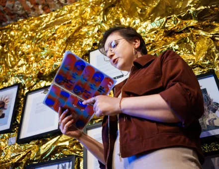 Kobieta czyta jeden z wierszy.